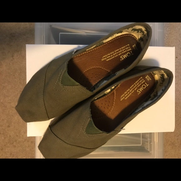 Women’s Toms - Picture 1 of 4